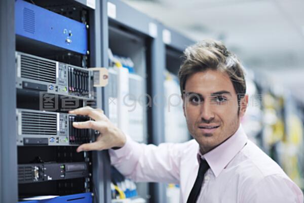 数据中心服务器室 年轻IT工程师如何驱动网络商务信息服务的新浪潮